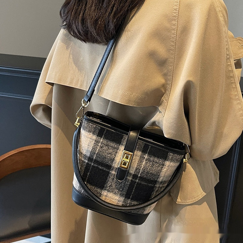 Evelyne Bucket Bag – Minimal, Stylish, Effortless