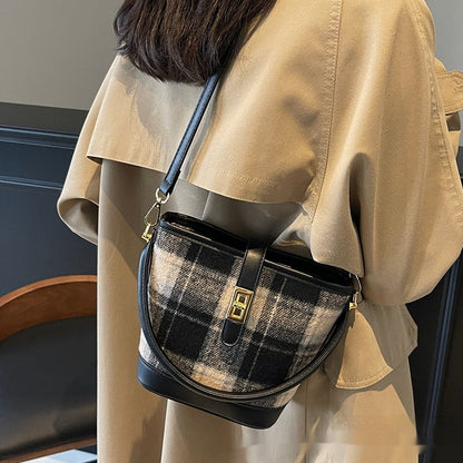 Evelyne Bucket Bag – Minimal, Stylish, Effortless